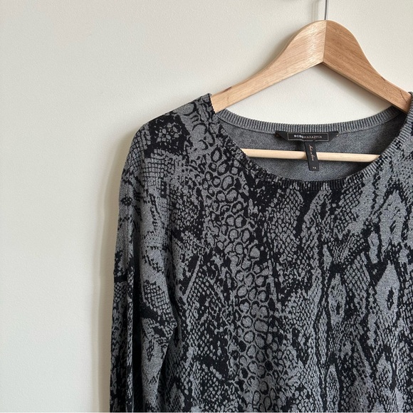 🛷 2 for $13 | BCBG snake print light-weight sweater, tunic length- XS - Picture 3 of 5